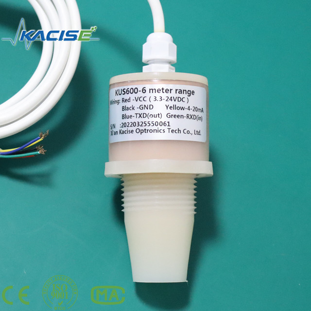 PVDF/PTFE malzemelerinden yapılan KUS600 ultrasonik sensörü mesafe ve sıvı seviyesinin ölçümü için kullanılır.