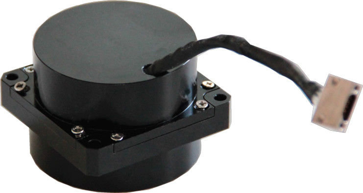 İnersyal sistemler için dinamik aralığı ±900°/s, rastgele yürüyüş ≤0,01°/h^1/2 ve yanılsama sürüklenmesi ≤0,3°/h olan fiber optik jiroskop ve açısal hız sensörü