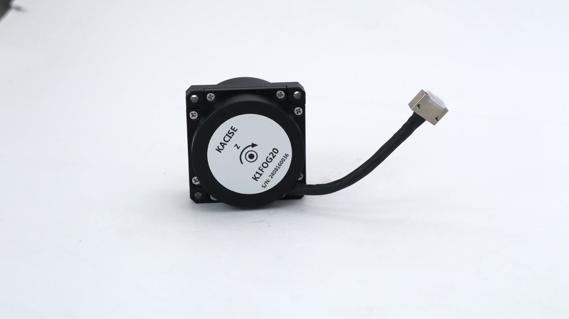 İnersyal sistemler için dinamik aralığı ±900°/s, rastgele yürüyüş ≤0,01°/h^1/2 ve yanılsama sürüklenmesi ≤0,3°/h olan fiber optik jiroskop ve açısal hız sensörü