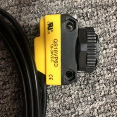 Banner QS18VP6D 450 mm algılama aralığı ile yayılmış fotoelektrik sensör IP67 NEMA 6 Belirli ve tamamlayıcı PNP çıkışı