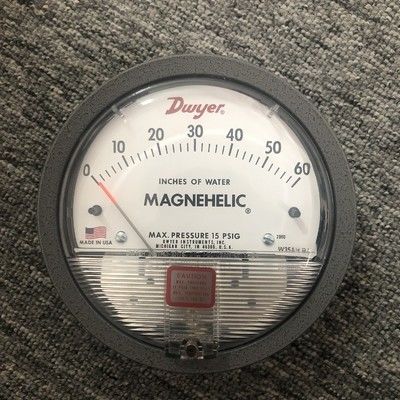 Mekanik işleyiş IP67 Hava Duruma Karşı Dayanıklılık Derecesi ve ± 1% FS Doğruluğu ile Seri 2000 Magnehelik Diferansiyel Basınç Ölçütü